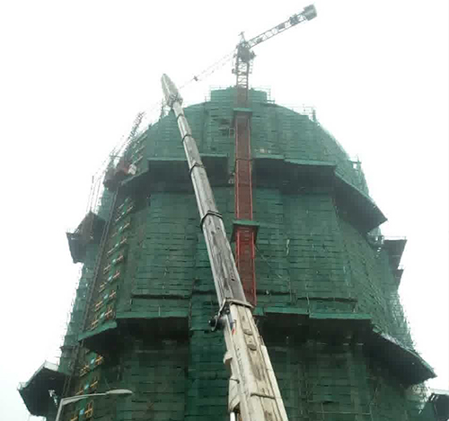 内乡吊车在工地上作业